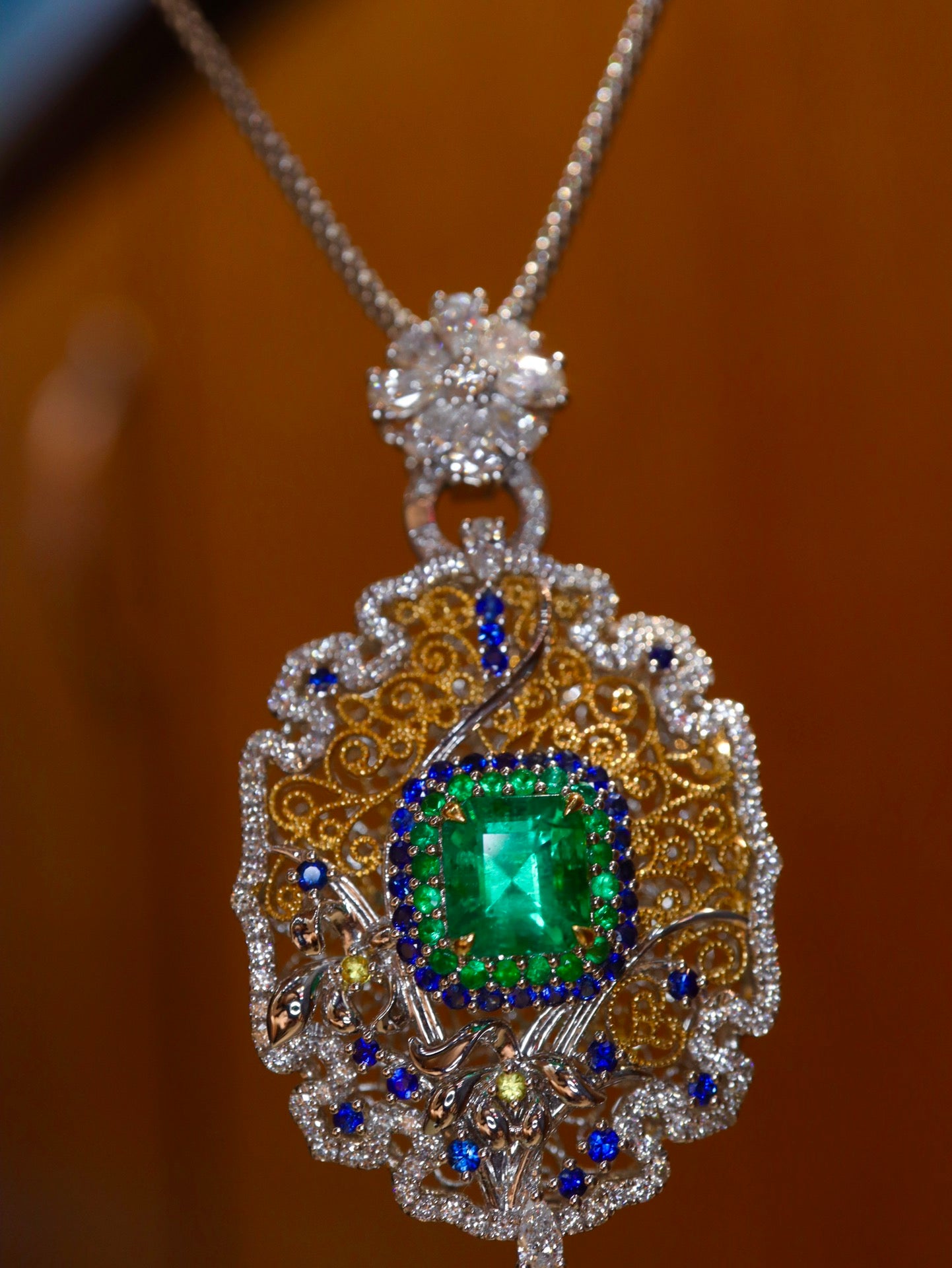 Buccellati Emerald Pendant: A Timeless Jewelry Piece