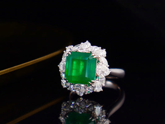 Emerald Ring Splendor: Vivid Green Luxury Jewelry