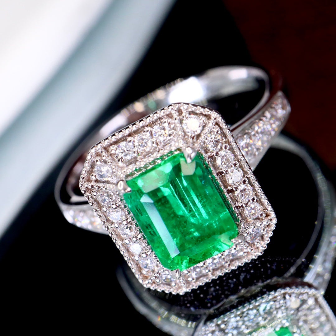 Timeless Elegance: Natural Emerald Ring in 18K Gold with Diamonds - Fine Jewelry