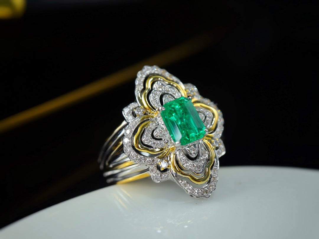 Buccellati-Style Emerald Ring with Lace Diamond Design