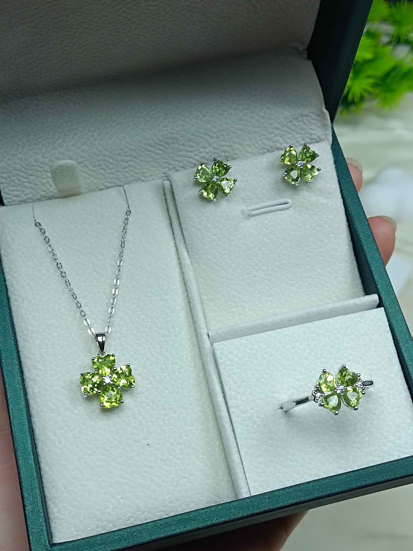 S925 Silver Fine Craftsmanship Peridot Four-Leaf Clover Jewelry Set