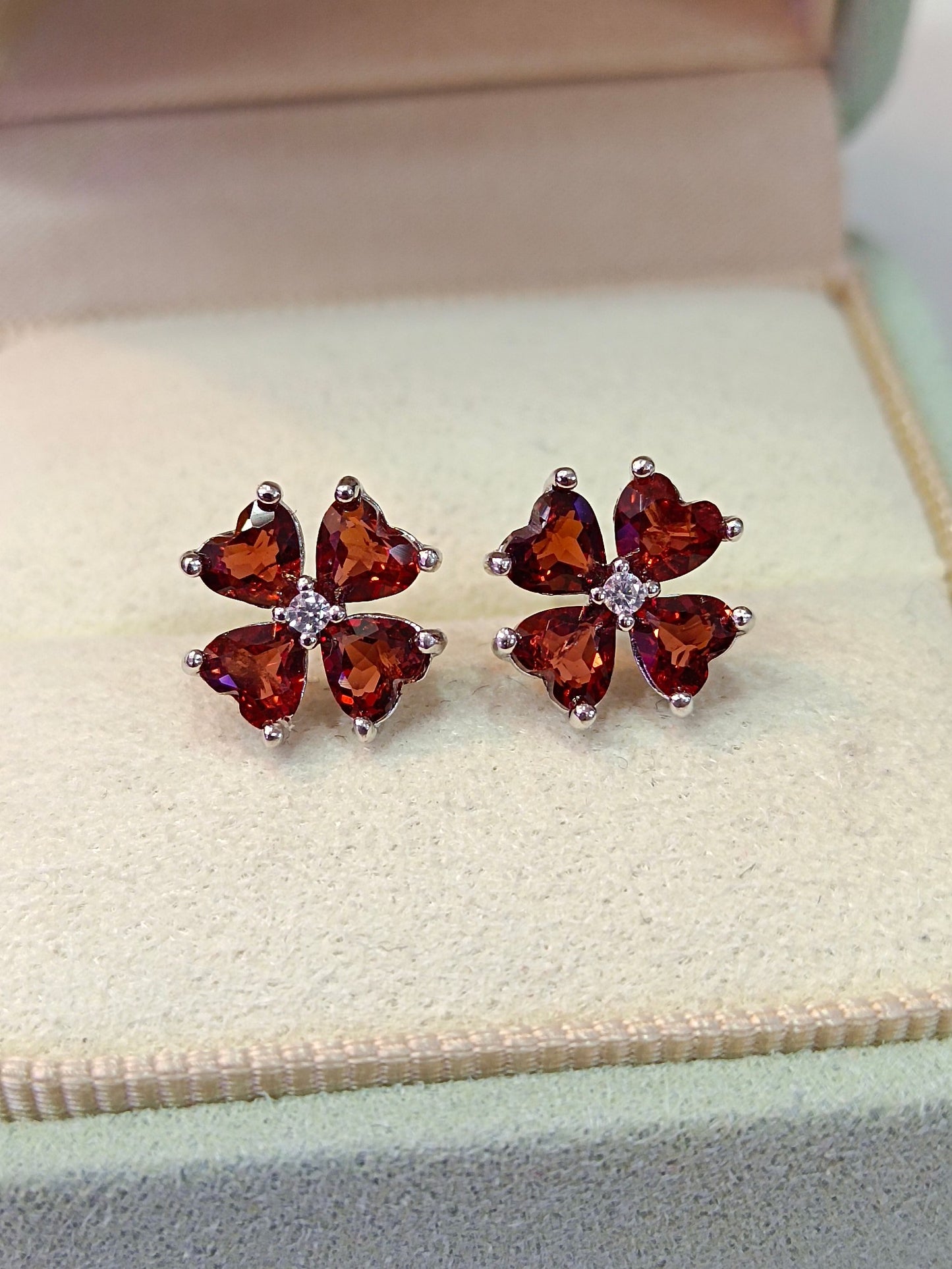 S925 Silver Embedded Garnet Heart Four-Leaf Clover Earrings - Elegant Jewelry