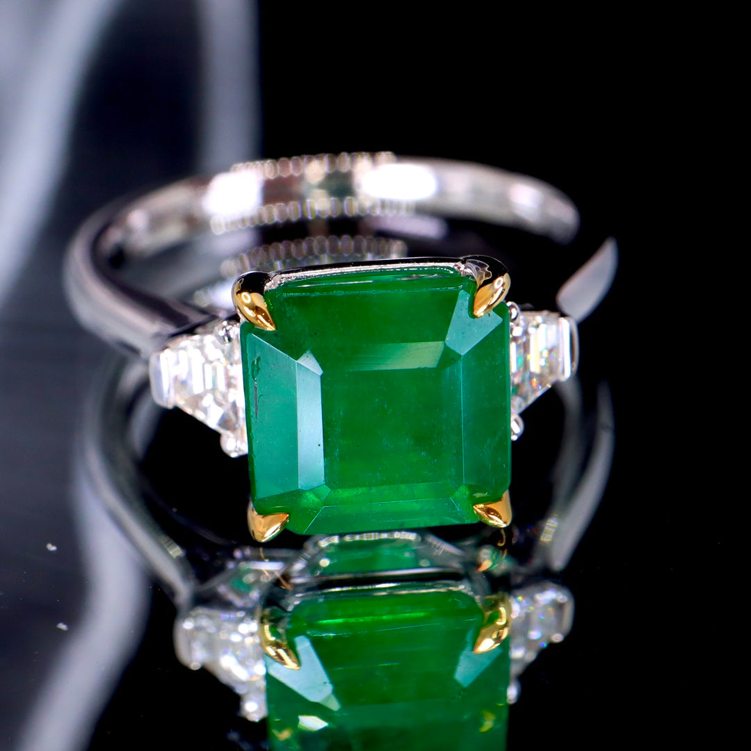 Elegante Anillo con Esmeralda Natural de Tres Piedras - Joyería Fina