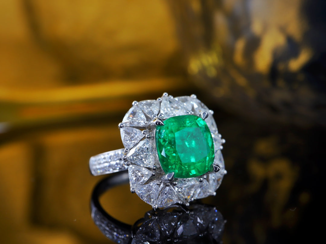 Emerald Ring - High-Quality Vivid Green Jewelry Piece