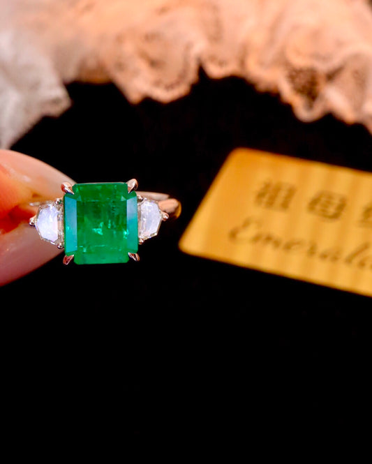 Elegant and Versatile Three-Stone Jewelry: Natural Emerald Ring