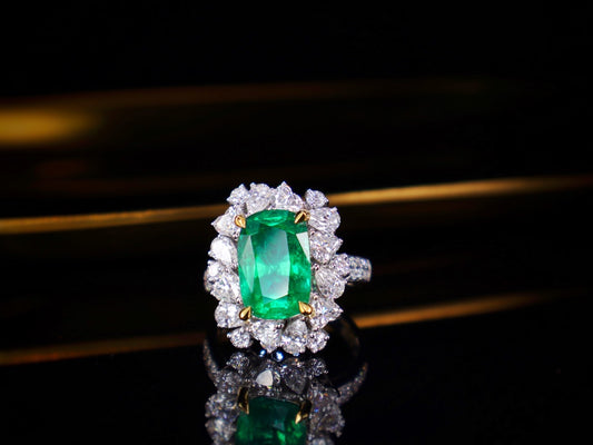 Emerald Ring: Luxurious Jewelry Piece with Intense Fire and Premium Craftsmanship