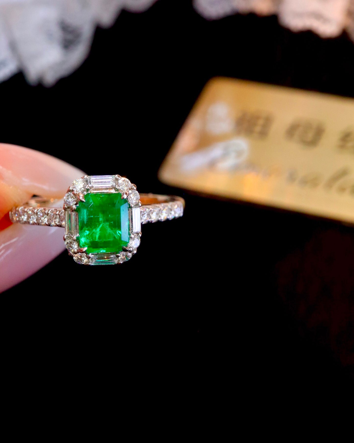 Timeless Classic Jewelry: 18k Gold and Diamond Embedded Emerald Ring