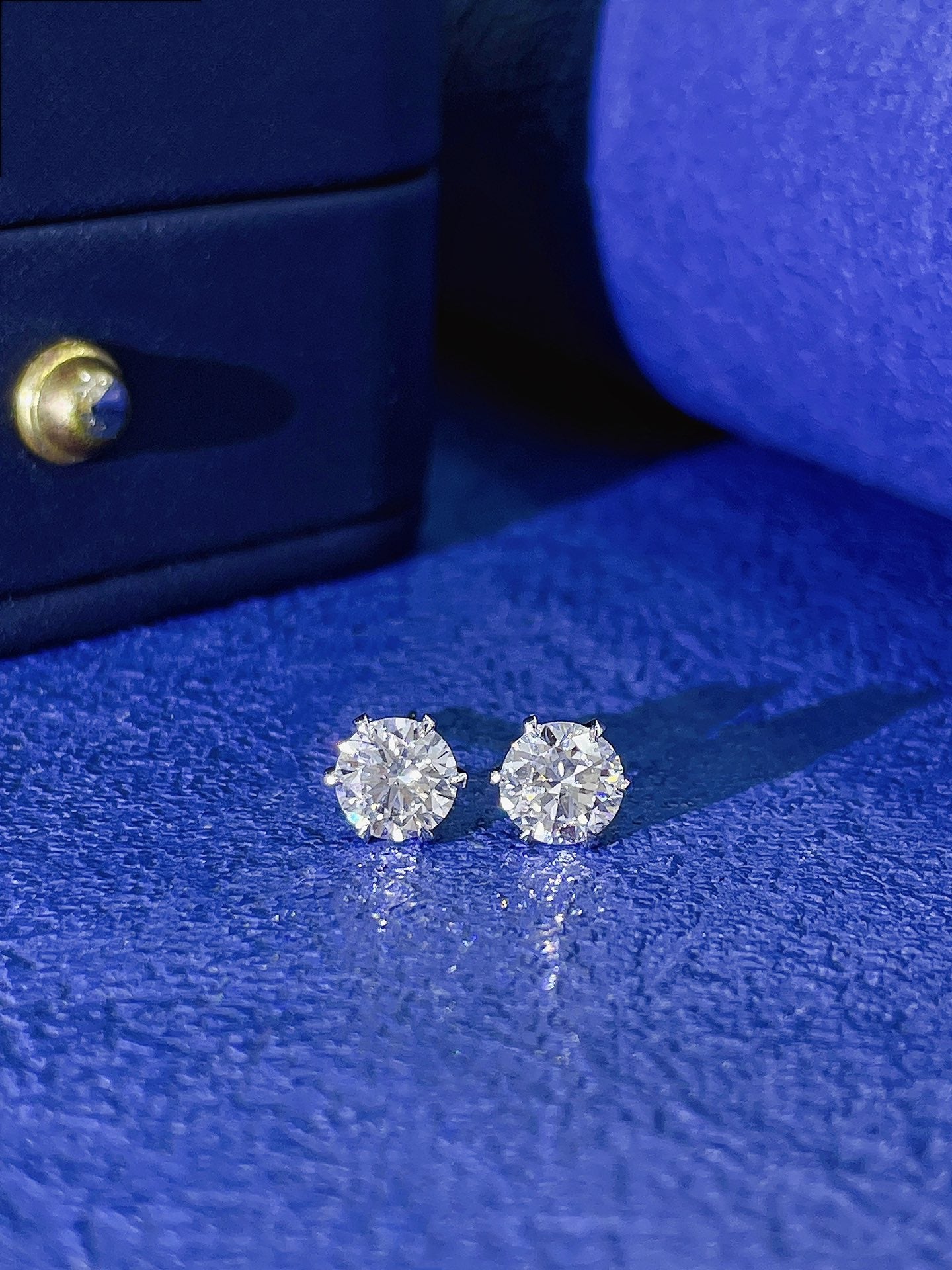 18K Cultured Round Diamond Six-Claw Earrings | Premium Jewelry