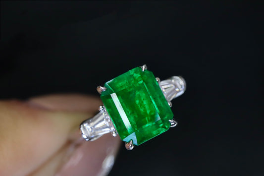 Elegant Three-Stone Design: Natural Emerald Ring in 18K Gold with Diamonds