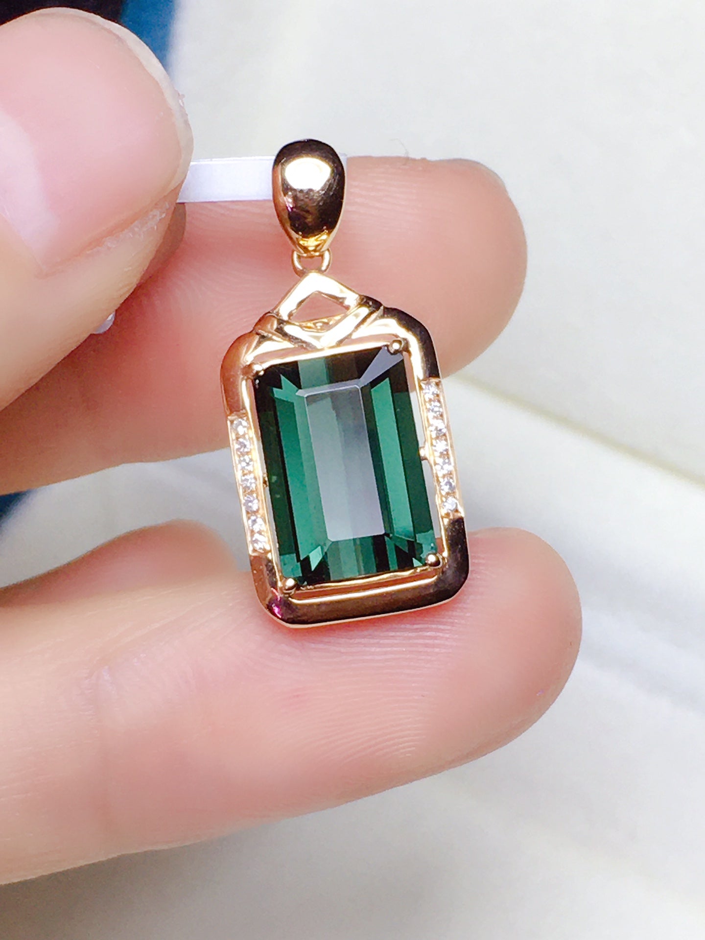 Natural Tourmaline Pendant with 18K Gold and Diamond Embedding - Exquisite Jewelry