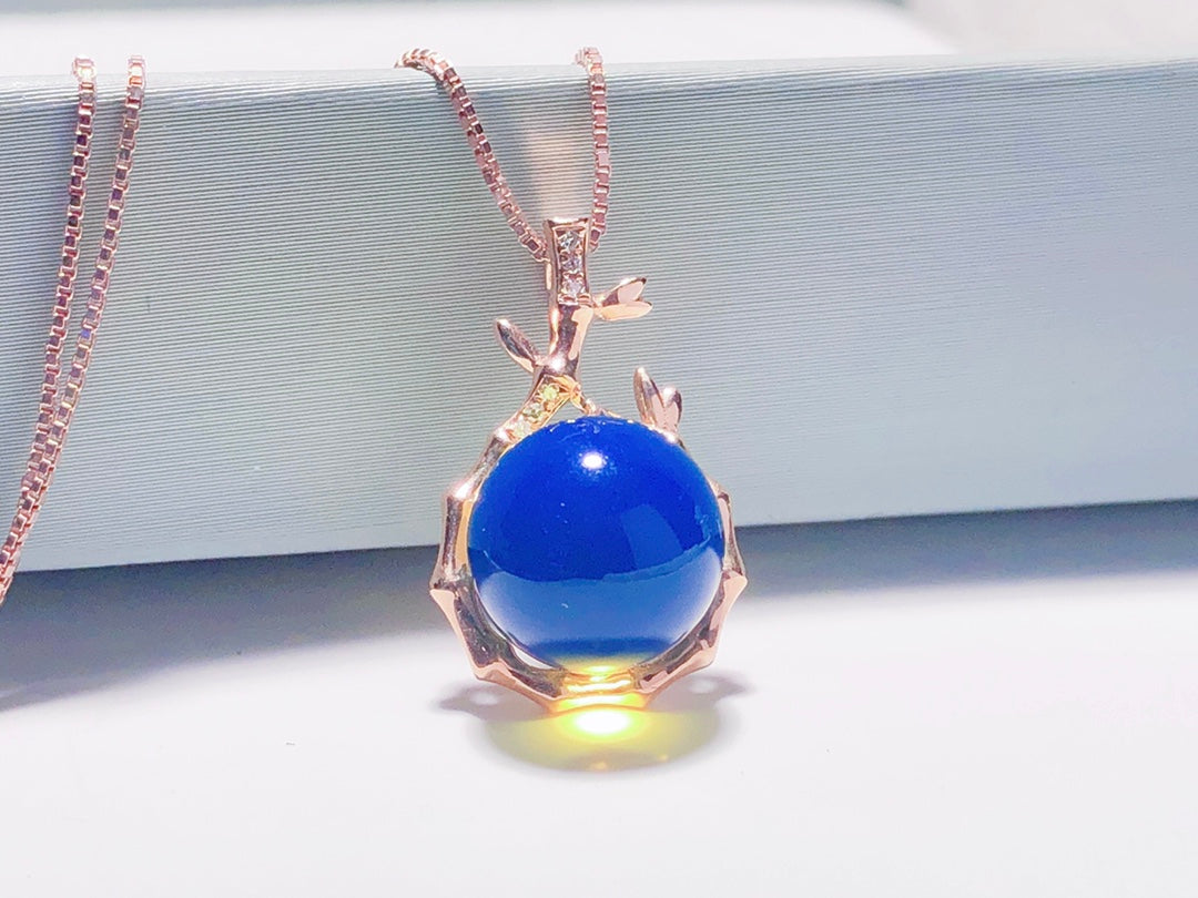 Pingente exclusivo de âmbar azul dominicano embutido em ouro 18K - joia elegante com design de bambu