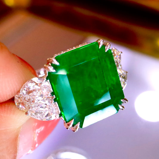 Elegant Three-Stone Jewelry: 18K Gold and Natural Emerald Ring