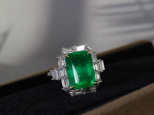 Vivid Green Emerald Ring - A Luxurious Jewelry Piece