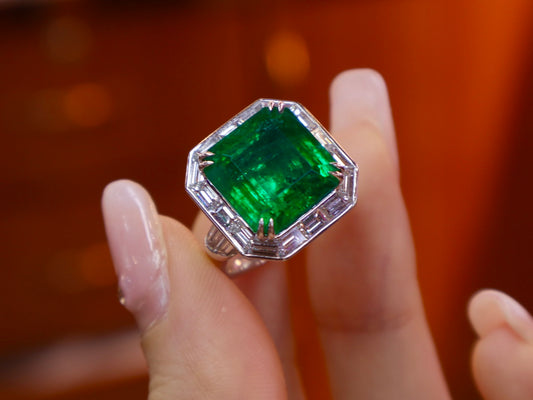 Luxurious 10.66ct Emerald Ring - A Masterpiece of Jewelry