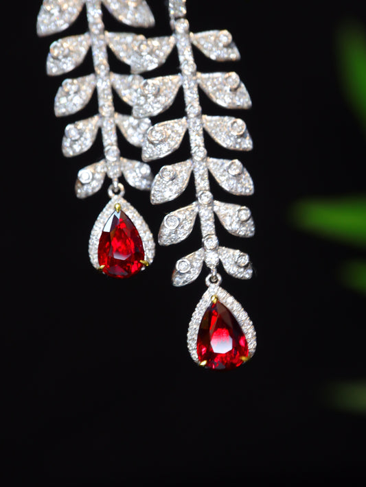 Joyería lujosa de alta gama: exquisitos aretes de diamantes y rubíes para dama