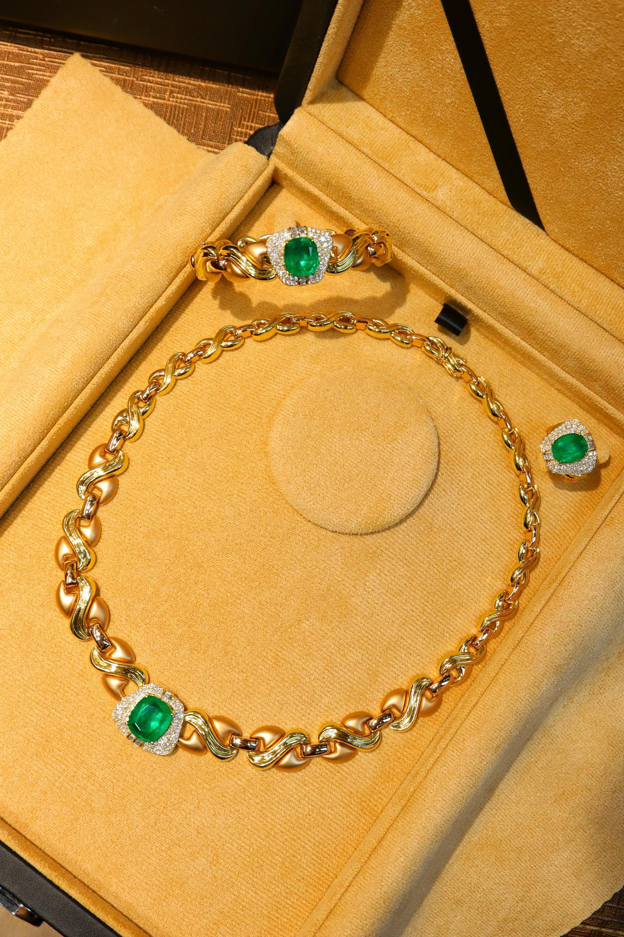 Emerald smyckesset: Vintage modern design, 18K guld och diamantaccenter