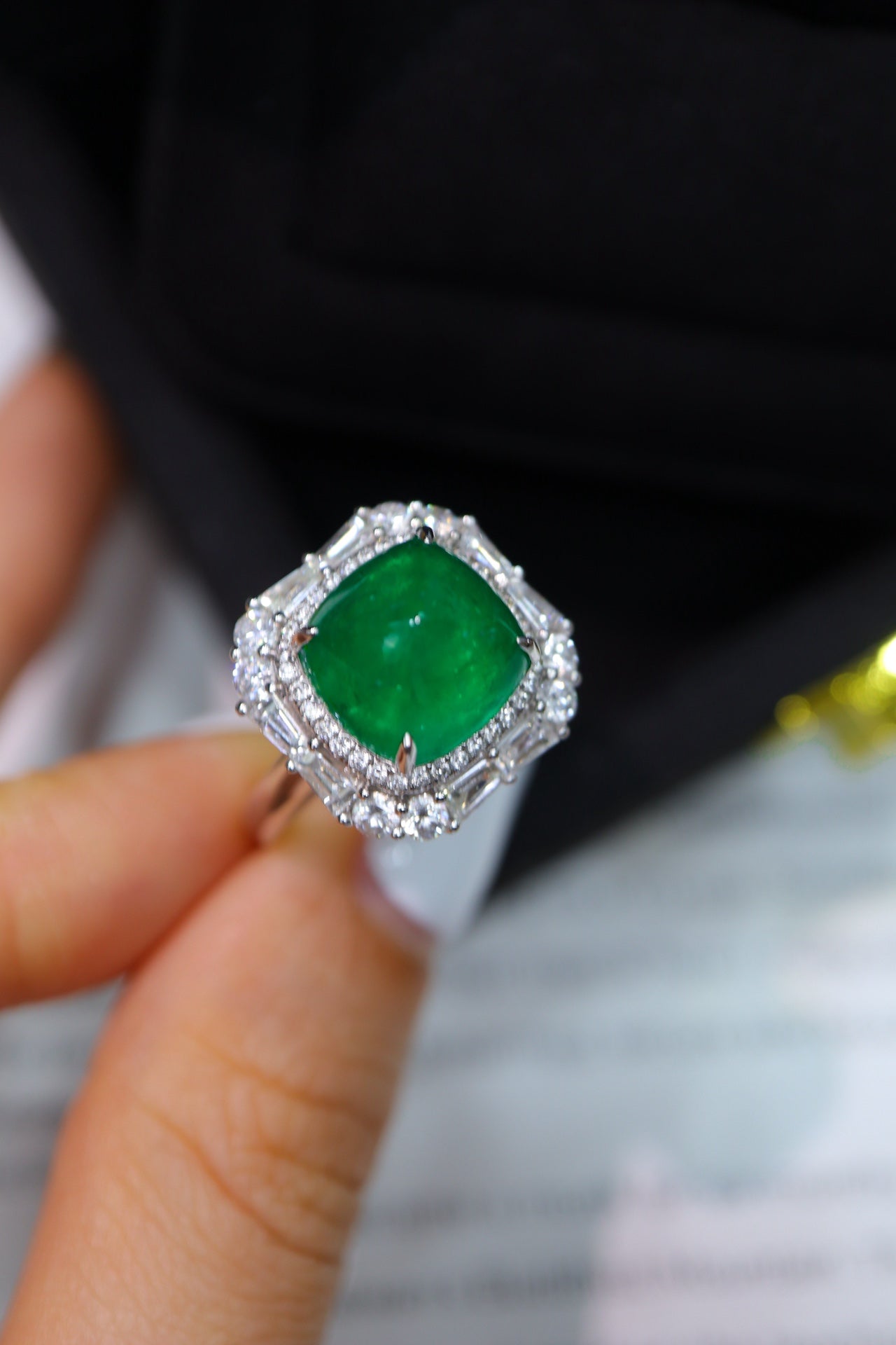 Sugarloaf Emerald Ring: Luksuriøst smykkestykke