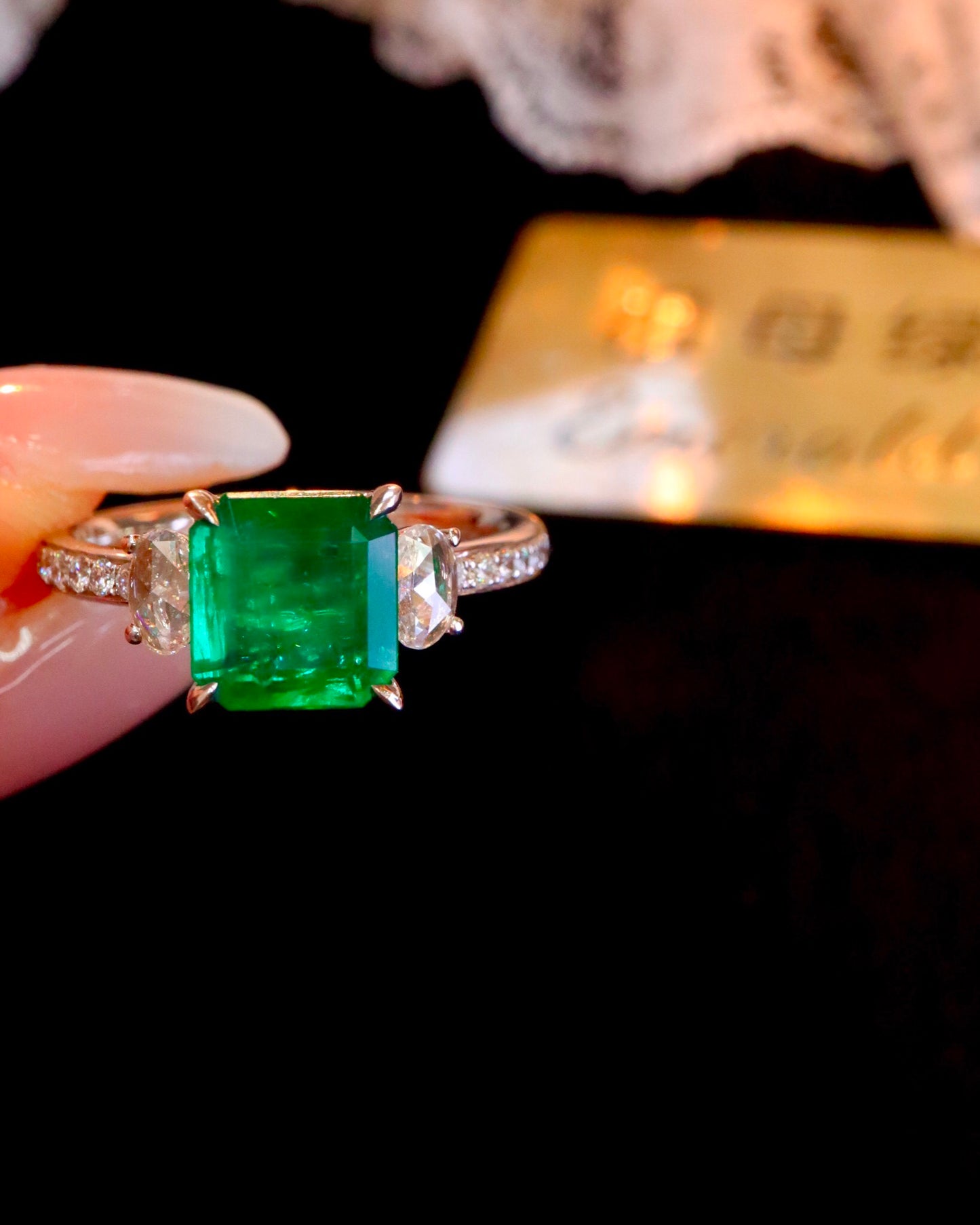 Elegant Classic Jewelry: Natural Emerald Ring with Diamond Accent