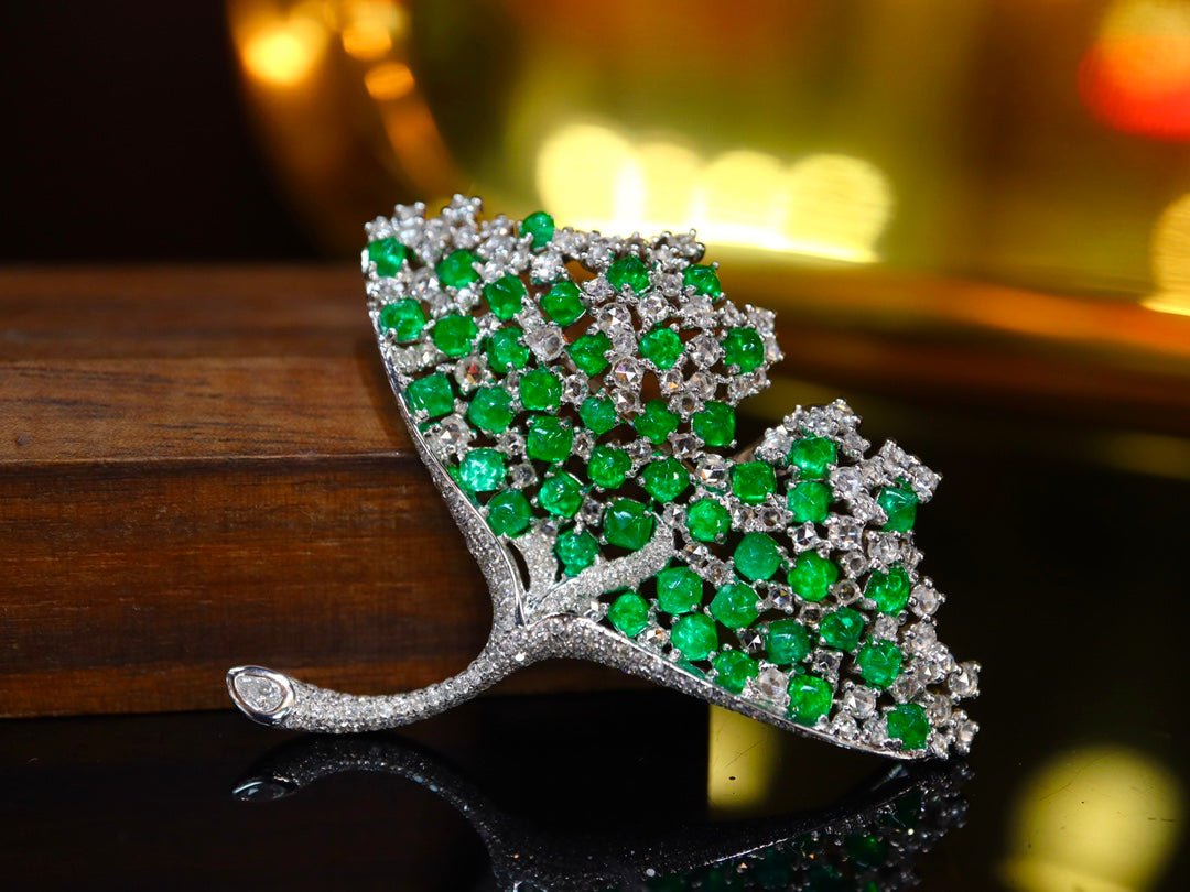 Elegant Ginkgo Leaf Brooch/Pendant in Emerald and Diamond – A Unique Jewelry Piece