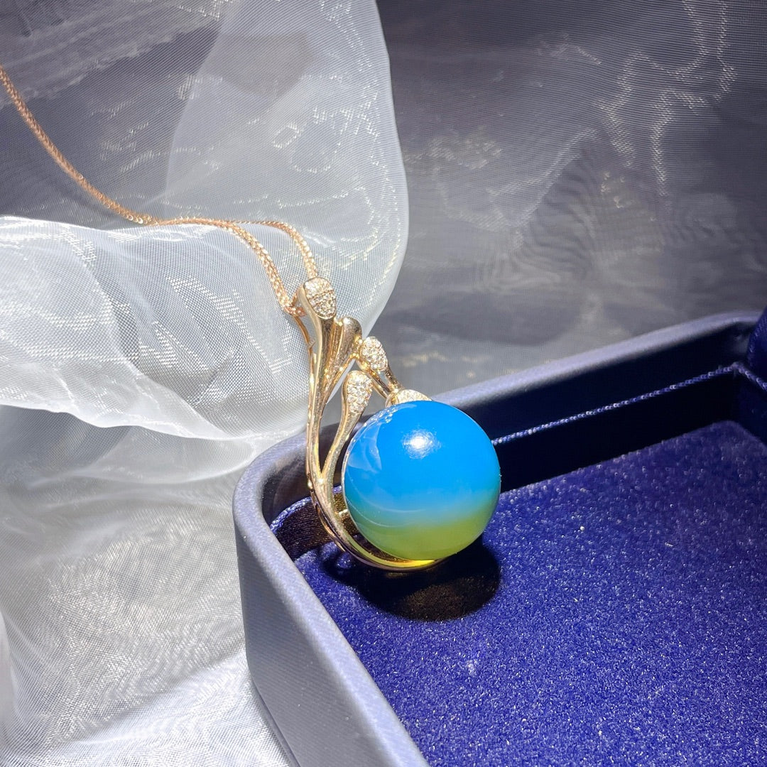 Pingente de âmbar azul dominicano embutido em ouro 18K - joias elegantes de verão e outono