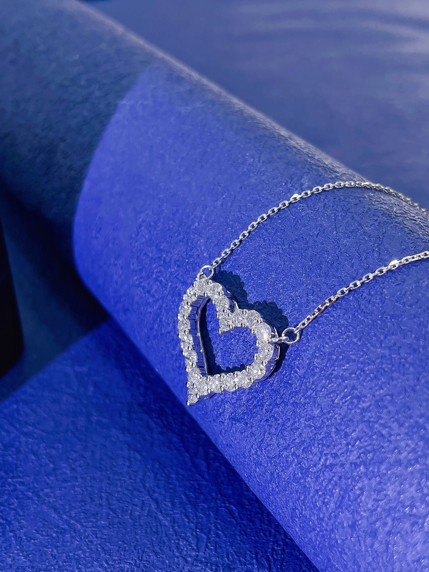 18K Heart-Shaped Cultured Diamond Necklace - A Jewelry Treasure