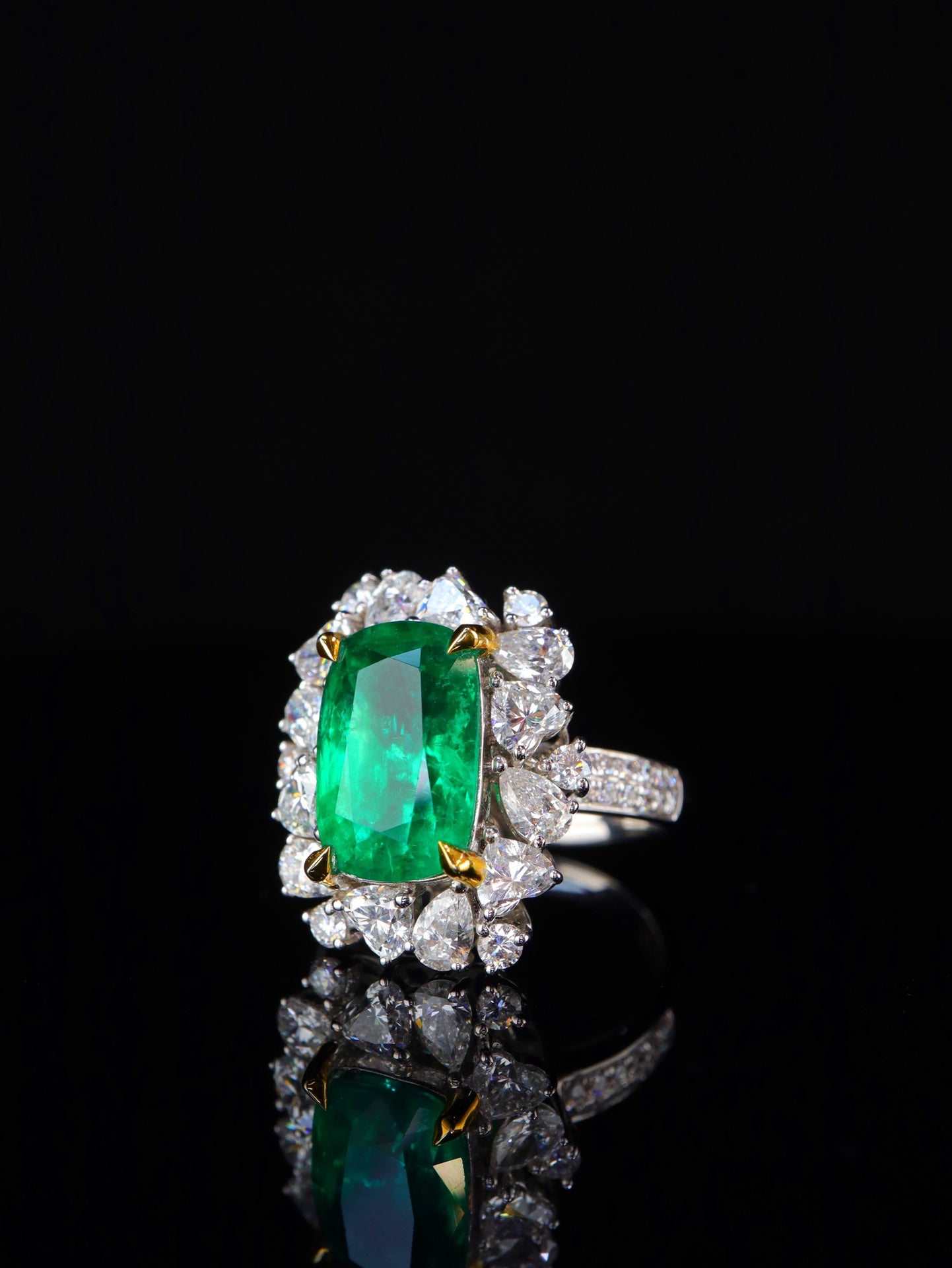 Emerald Ring - Luxurious Jewelry Piece with Intense Fire and Premium Craftsmanship