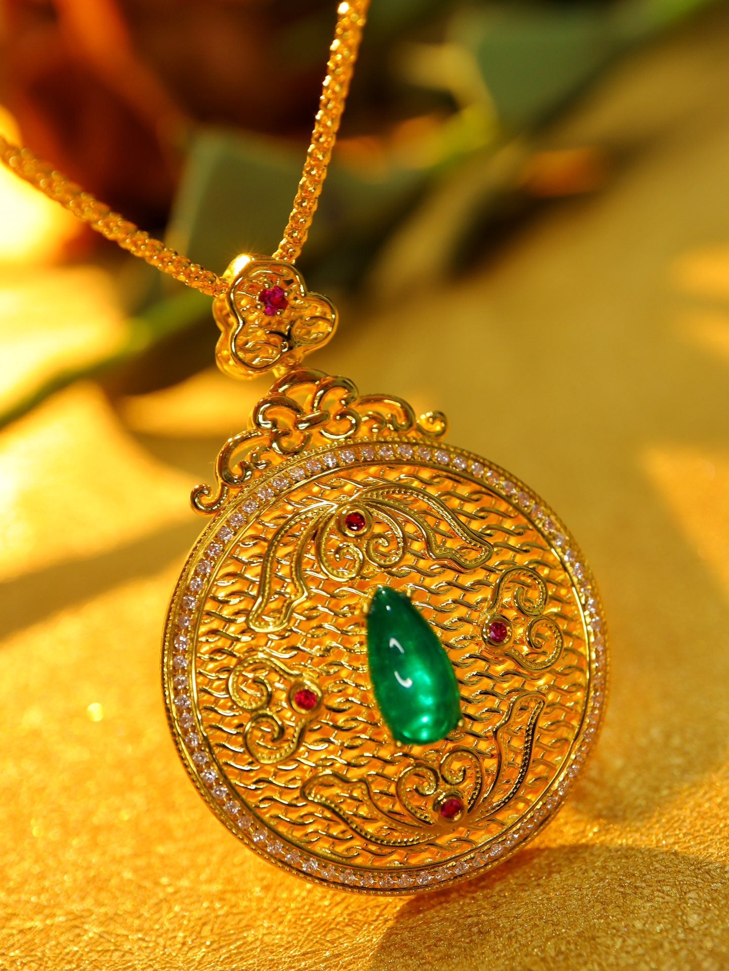 Emerald Pendant Jewelry: Ancient Gold Craftsmanship with Diamond Accent