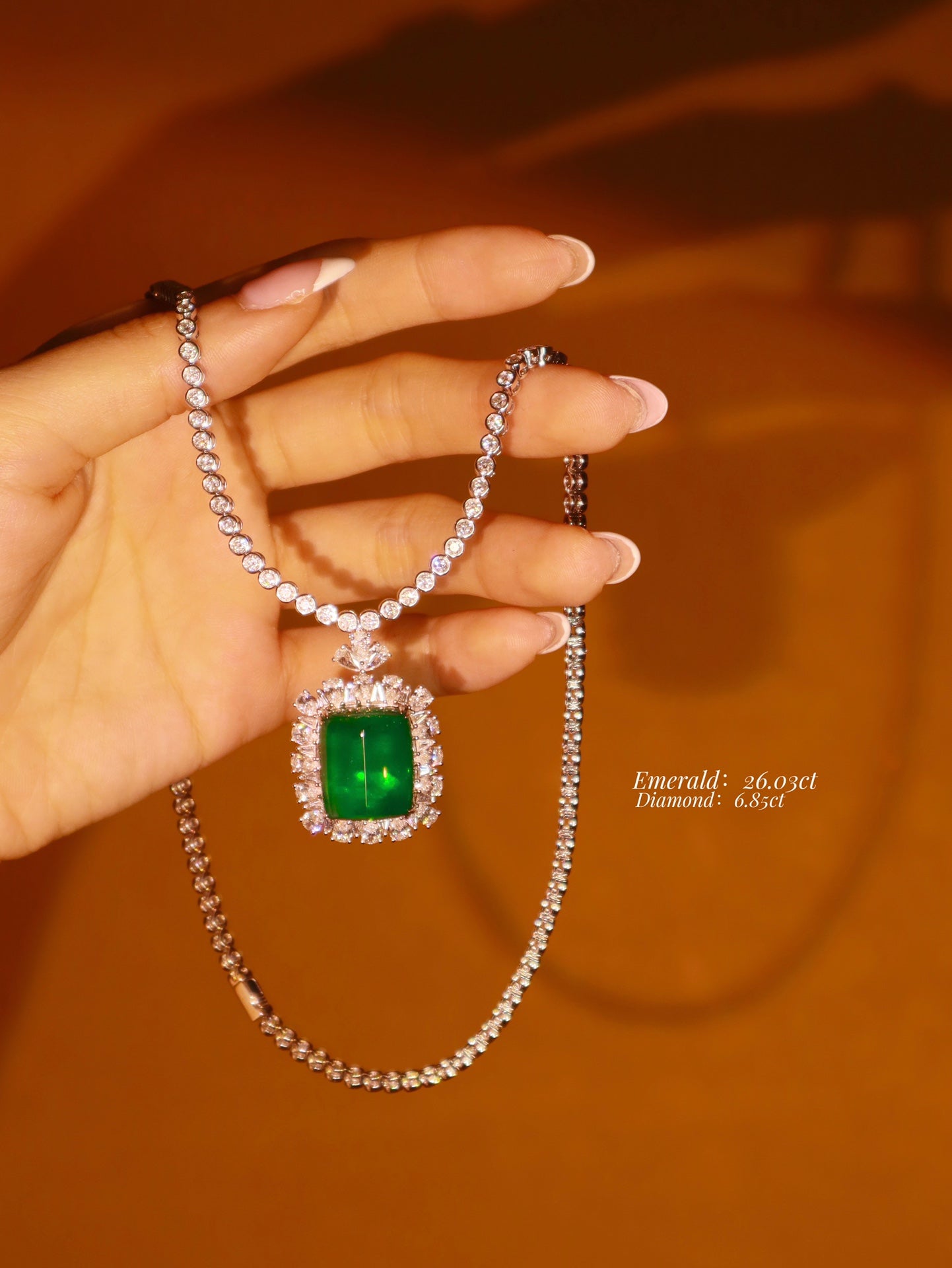 Must-Feel Luxury Jewelry: 26.03ct Emerald Green Gem with Diamond Chain