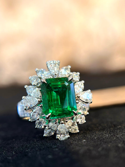 Exquisite Verdant Jewelry: 18k Gold Embedded Vivid Green Emerald Ring