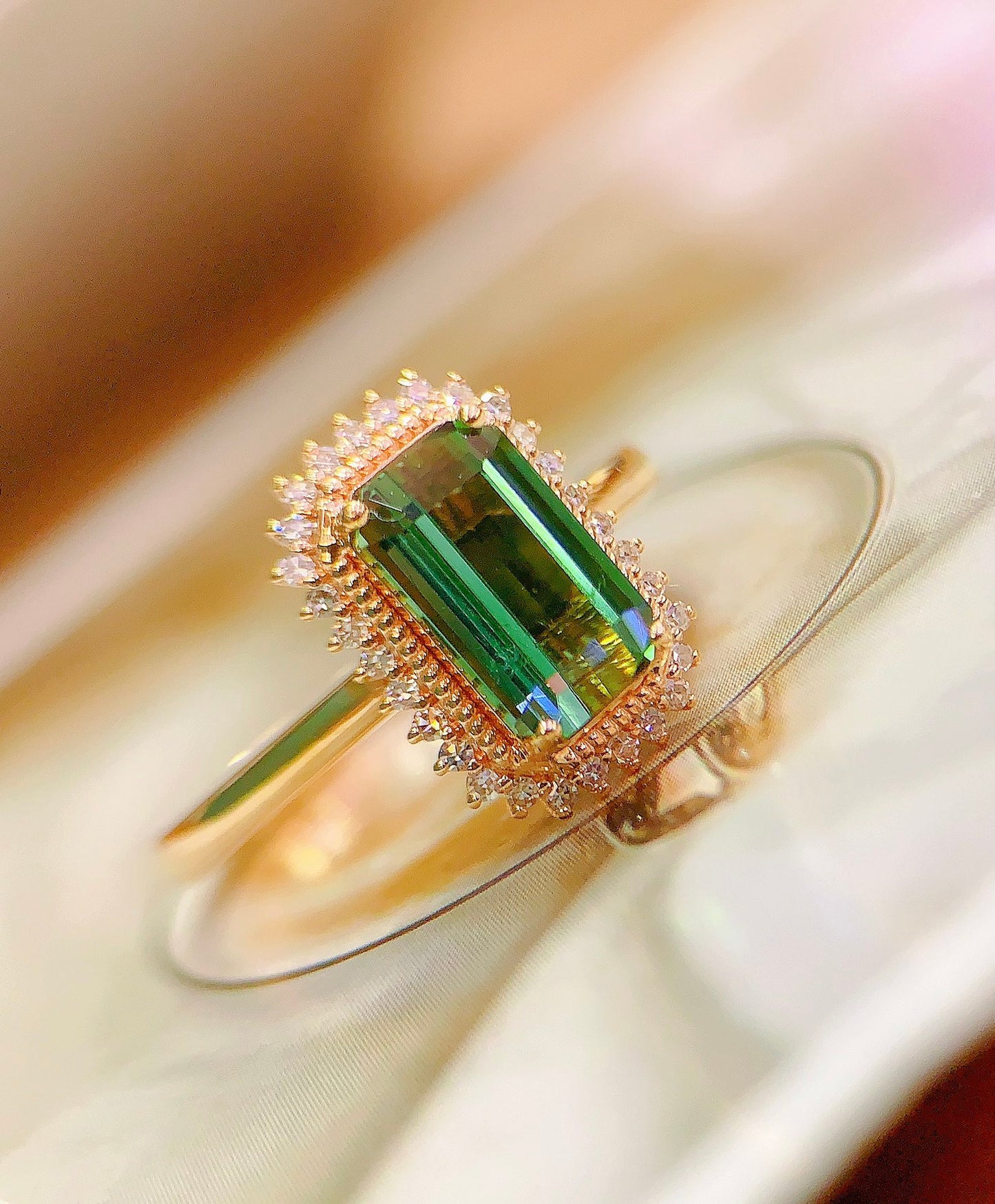 Exquisite Green Tourmaline Ring - A Symbol of Vitality and Elegance