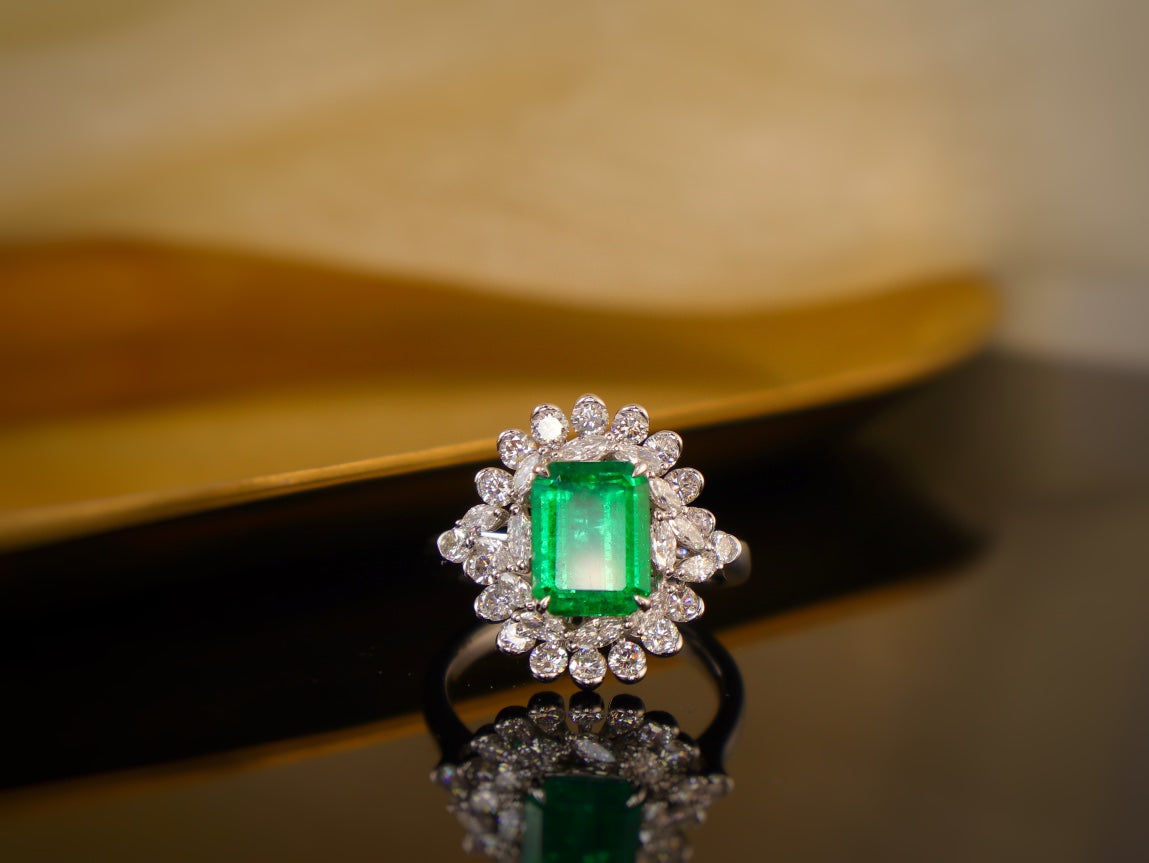 Emerald Ring Splendor - Luxurious Jewelry Piece