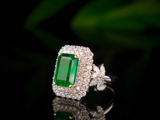 Emerald Ring Splendor - High-End Jewelry Piece