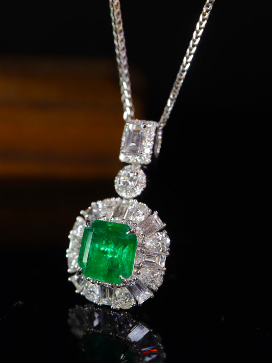 Emerald Pendant Jewelry: Vivid Green Masterpiece with Sparkling Diamonds