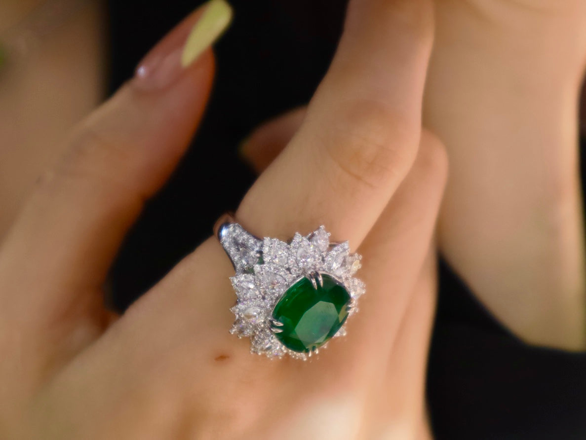 Exquisite Emerald Ring: A Majestic Piece of High-End Jewelry