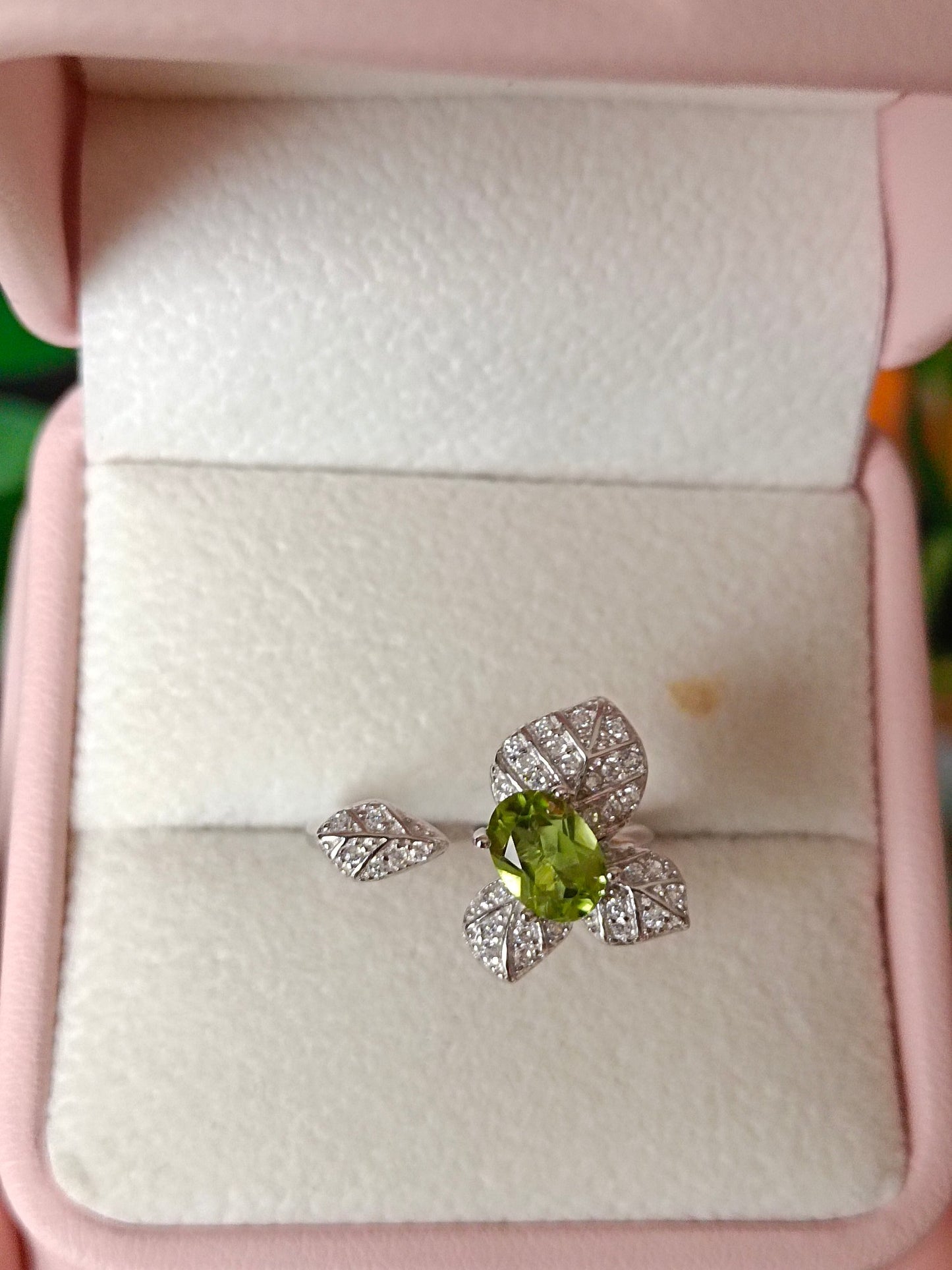 Anello con peridoto naturale radioso: un tocco di primavera in gioielleria