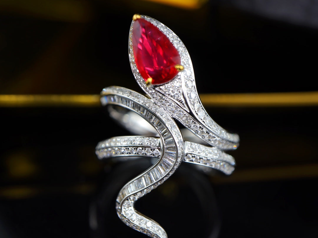 Luxe Pigeon Blood Red Ruby Ring - Snake Design Sieraden