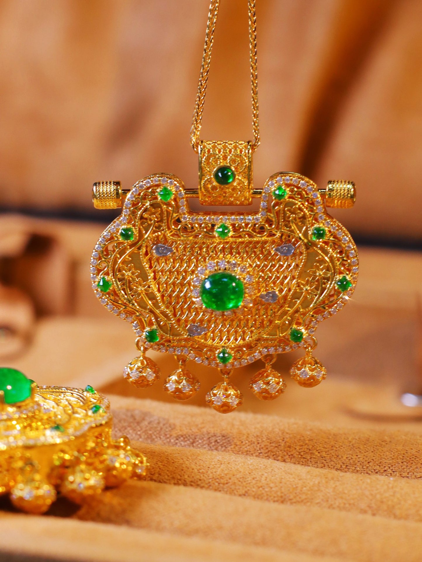 Luxurious Ruyi Lock Pendant - Emerald Drop Jewelry