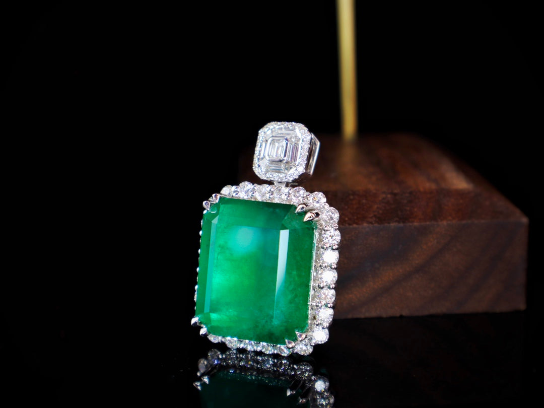 Emerald Pendant Collection: A Magnificent Piece of Jewelry