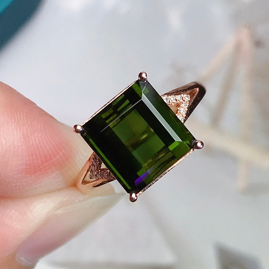 Elegant and Minimalist Peridot Ring - A Must-Have Jewelry