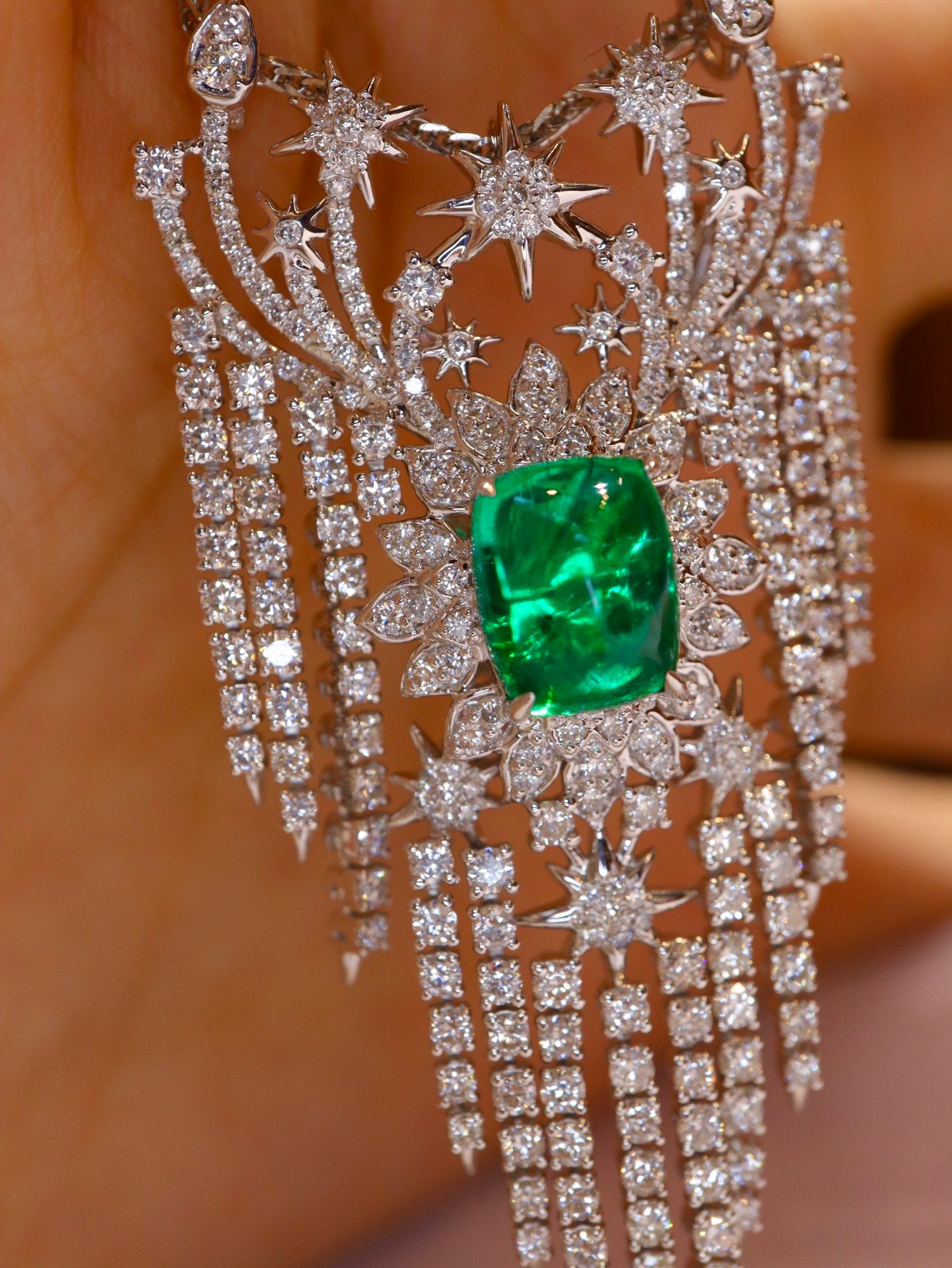 Dazzling Emerald Pendant/Brooch: A Luxurious Statement of Elegance