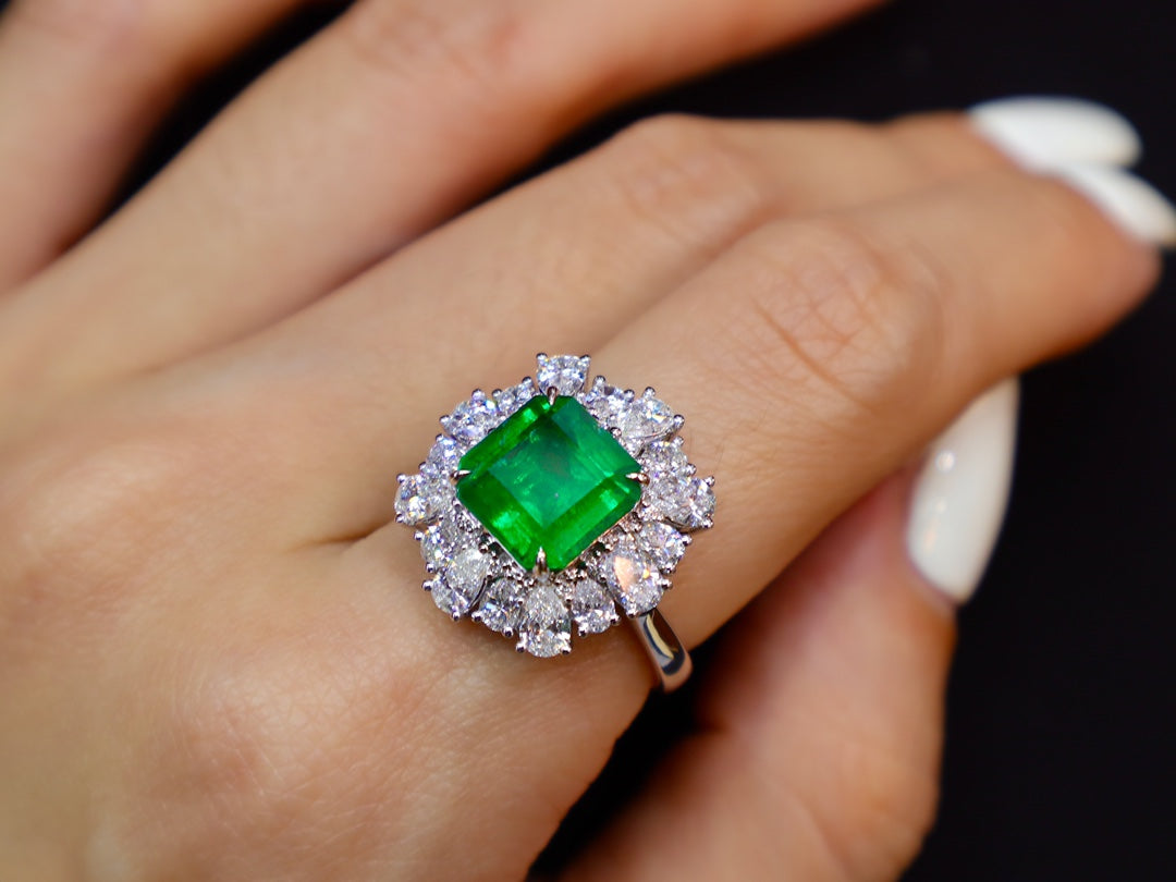 Emerald Ring Jewelry: Luxurious Piece with GIA Certificate