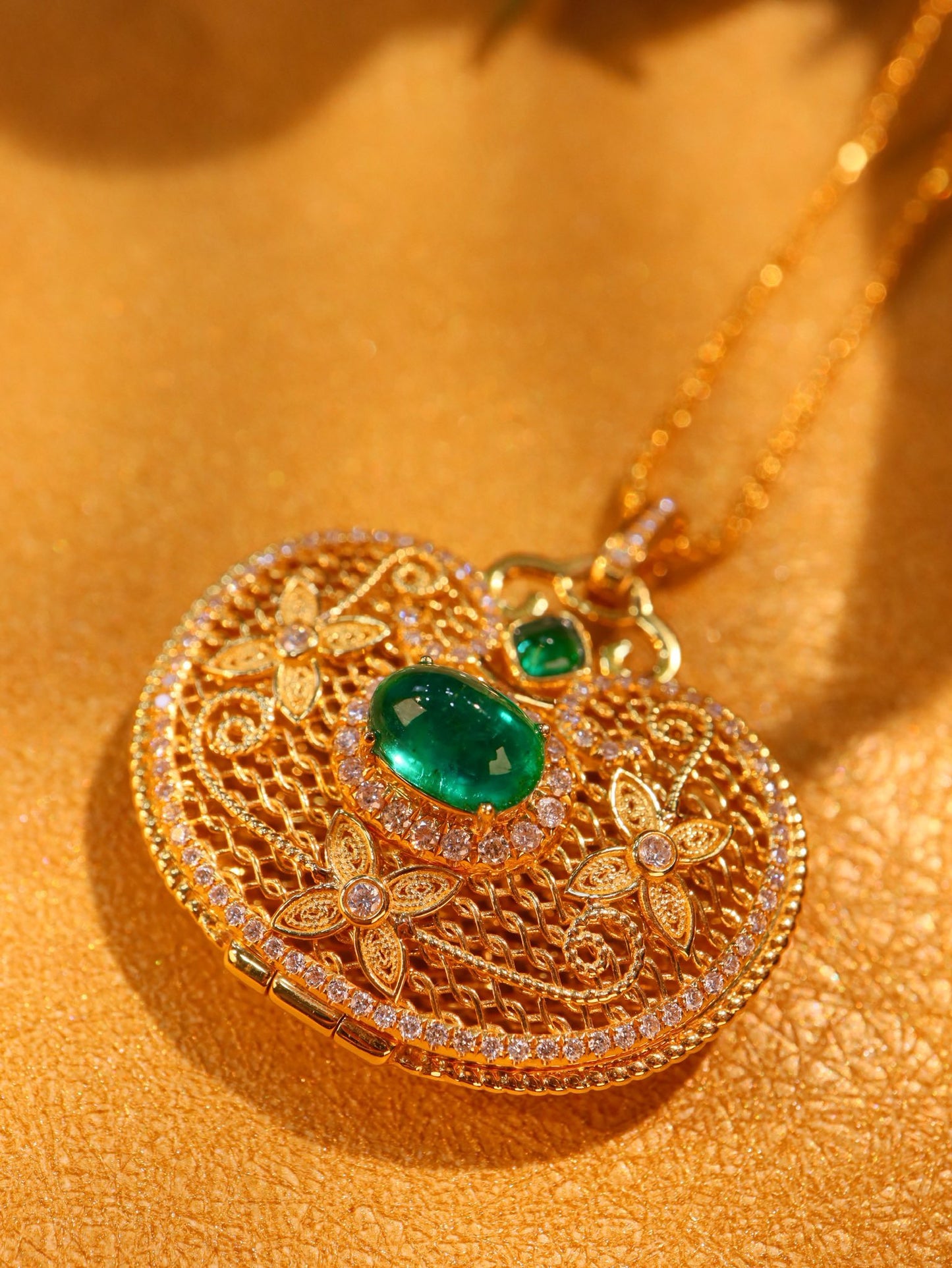 Ruyi Padlock Pendant Jewelry - Emerald Charm with Openable Sachet