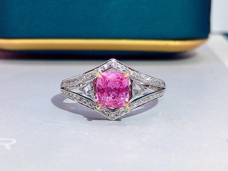 Elegant tidlöshet: Ouppvärmd Padparadscha-ring i 18K guldsmycken