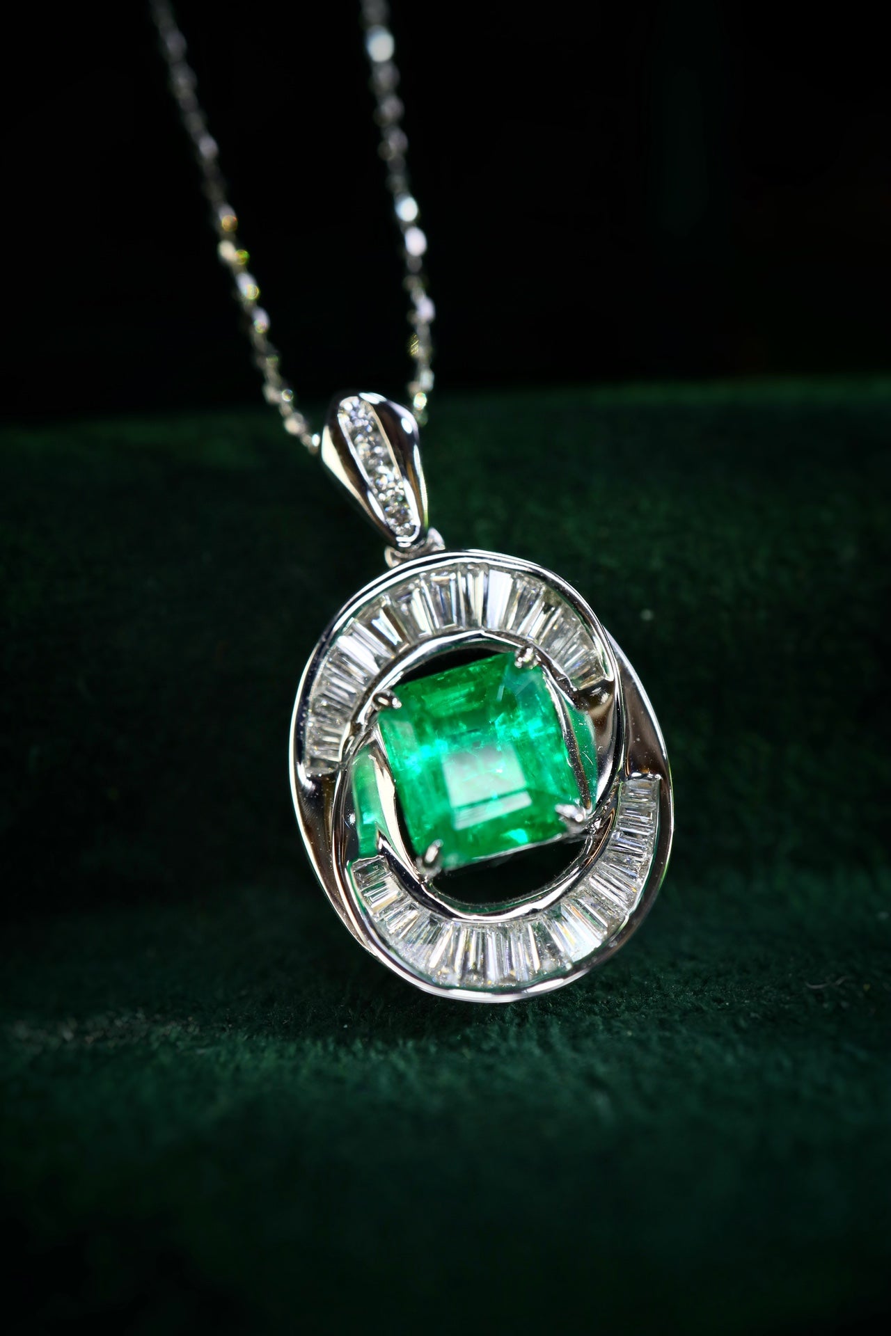 Panjshir Emerald Pendant - Premium Jewelry for an Irresistible Sparkle