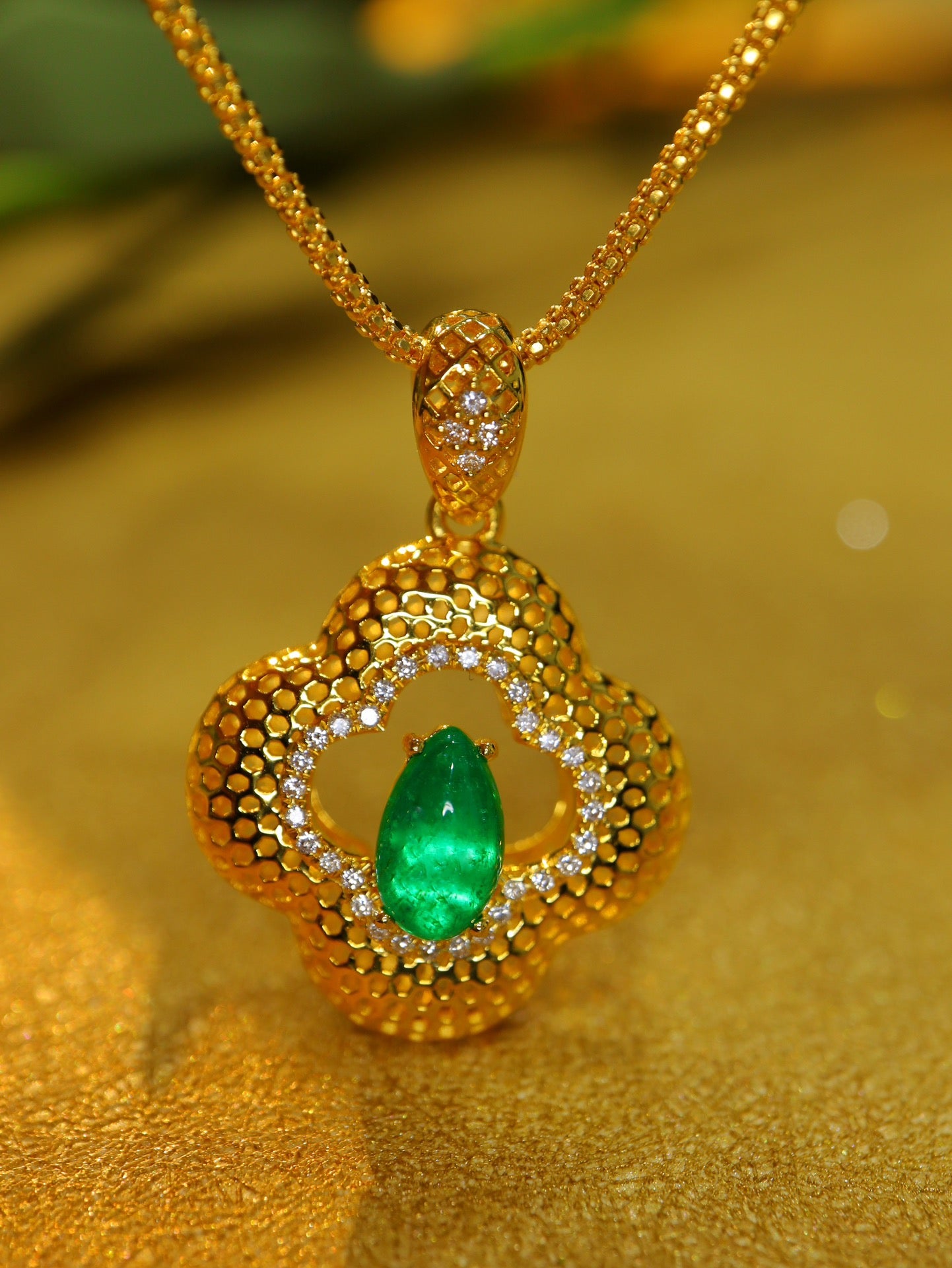 Emerald Pendant Jewelry: Ancient Gold Craftsmanship with Filigree Carving