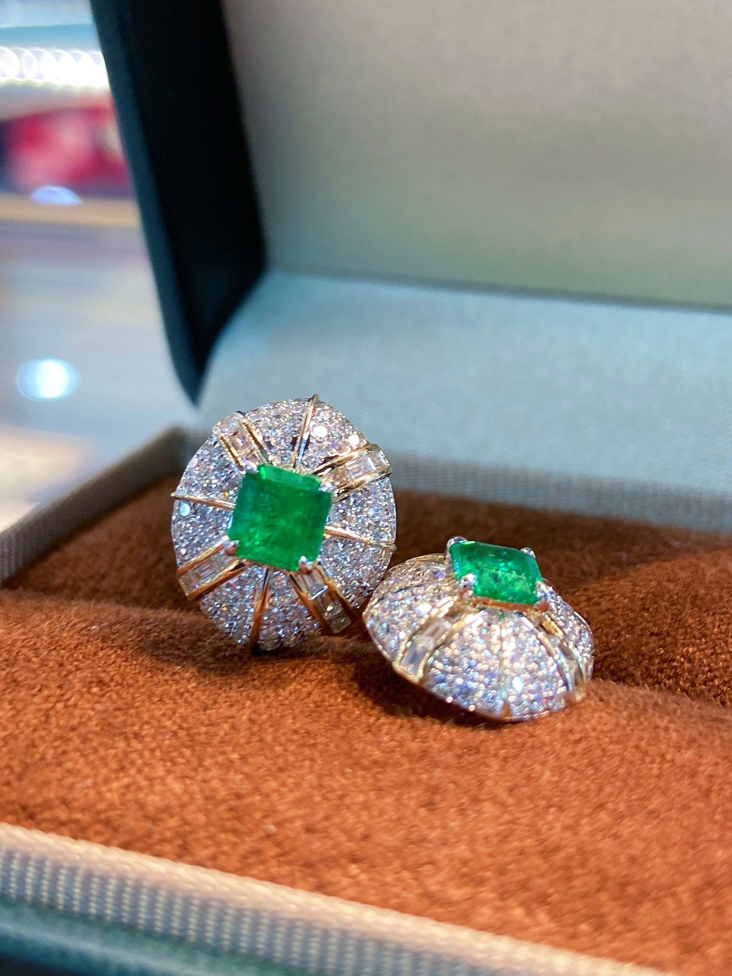 Subang Panjshir Emerald Stud: Sekeping Barang Kemas Mewah dan Halus