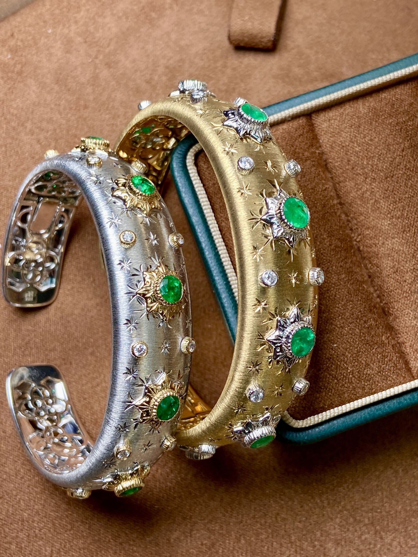 Luxurious Buccellati-Style Wide Band Emerald Bracelet - Exclusive Jewelry