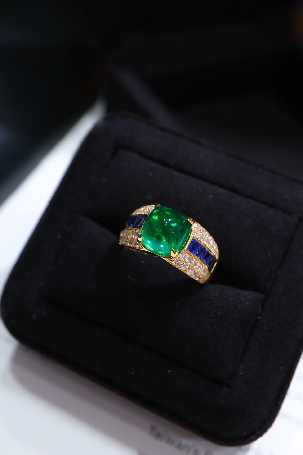 Artdeco Heavy Craftsmanship Zambian Sugarloaf Emerald 4.02ct Ring - Premium Jewelry