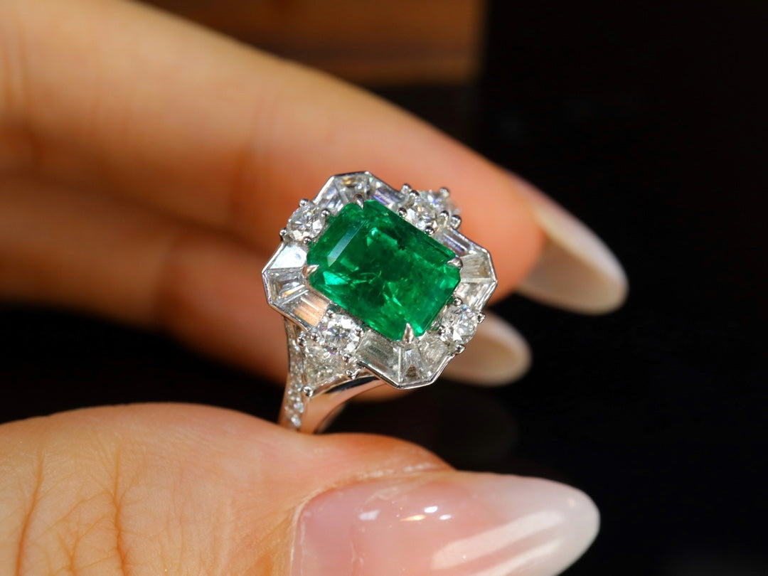 Emerald Ring - Vivid Green Luxury Jewelry with Sparkling Diamonds