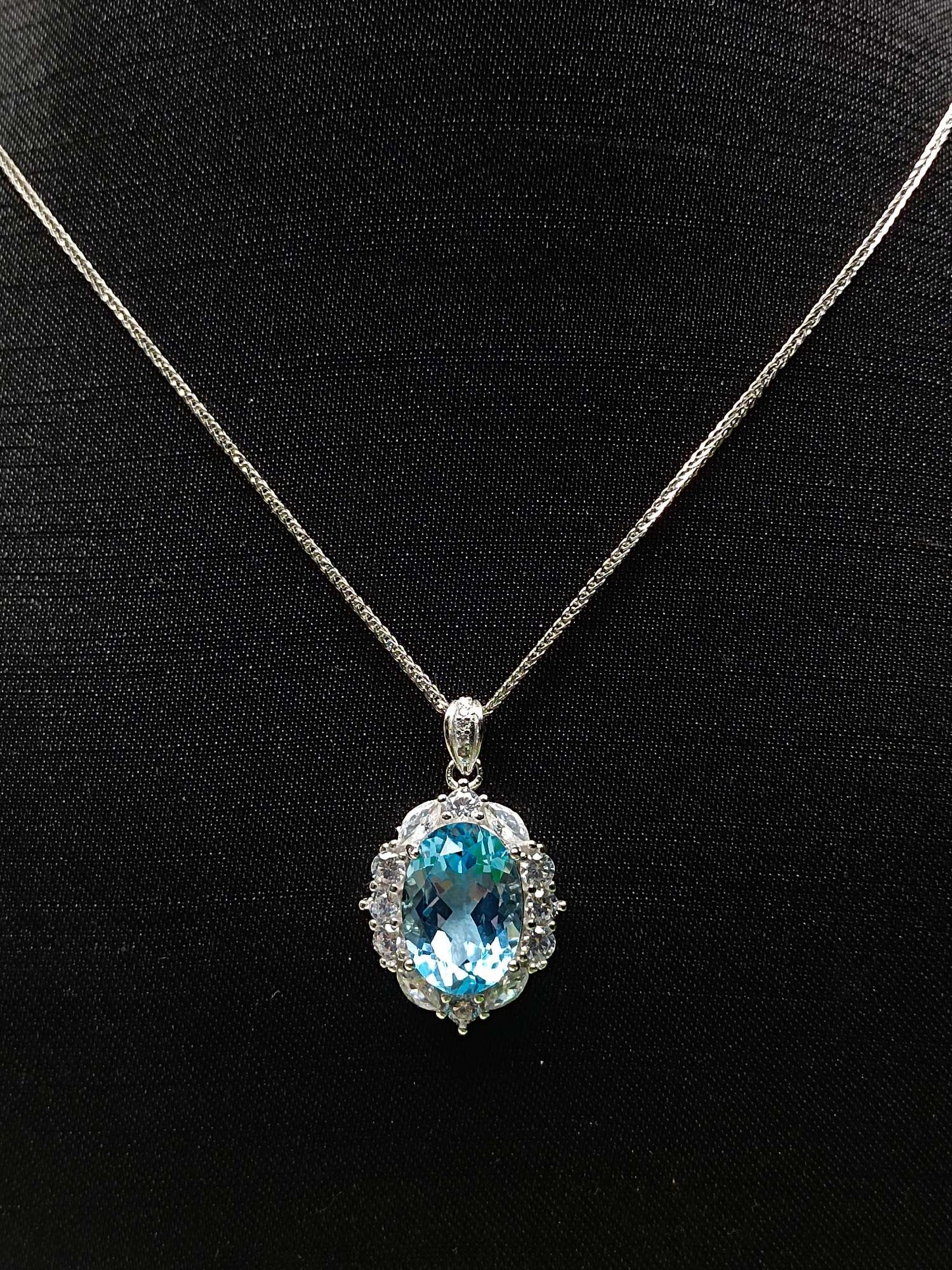 Luxurious Natural Topaz Jewelry Pendant - A Dazzling Necklace for Elegance